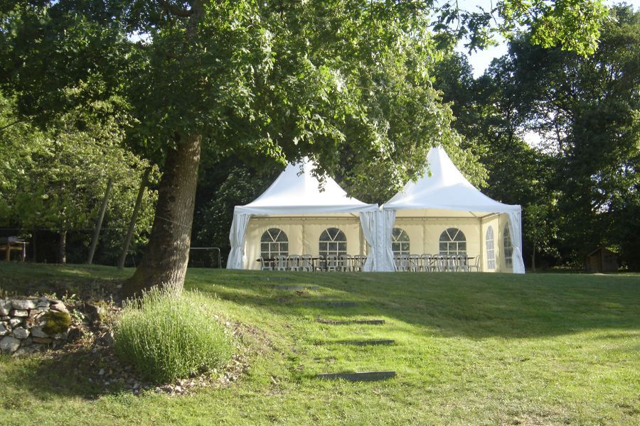 Deux tentes Garden installées pour un anniversaire dans un grand jardin